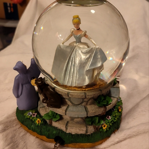 NEW!!! DISNEY CINDERELLA SNOW GLOBE - Picture 9 of 13